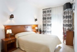 book Hostal Abril Málaga