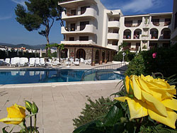 book Apartamentos Delfin Casa Vida