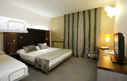 book Hotel High Tech Tamarises