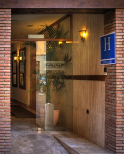 book Hotel Reina Mora
