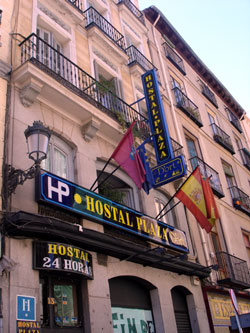 book Hostal Plaza Dort