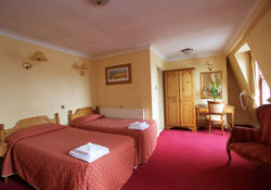 book Lynams Hotel