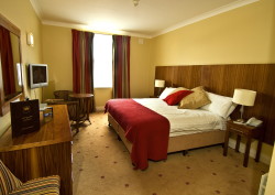 book Auburn Lodge Hotel